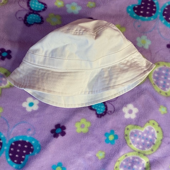 NWT Guess white BUCKET Hat - Picture 2 of 9